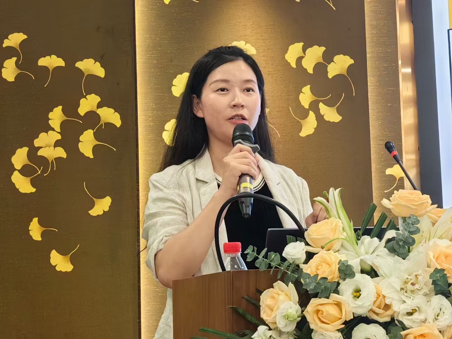 图片二：施蕾律师进行分享.jpg