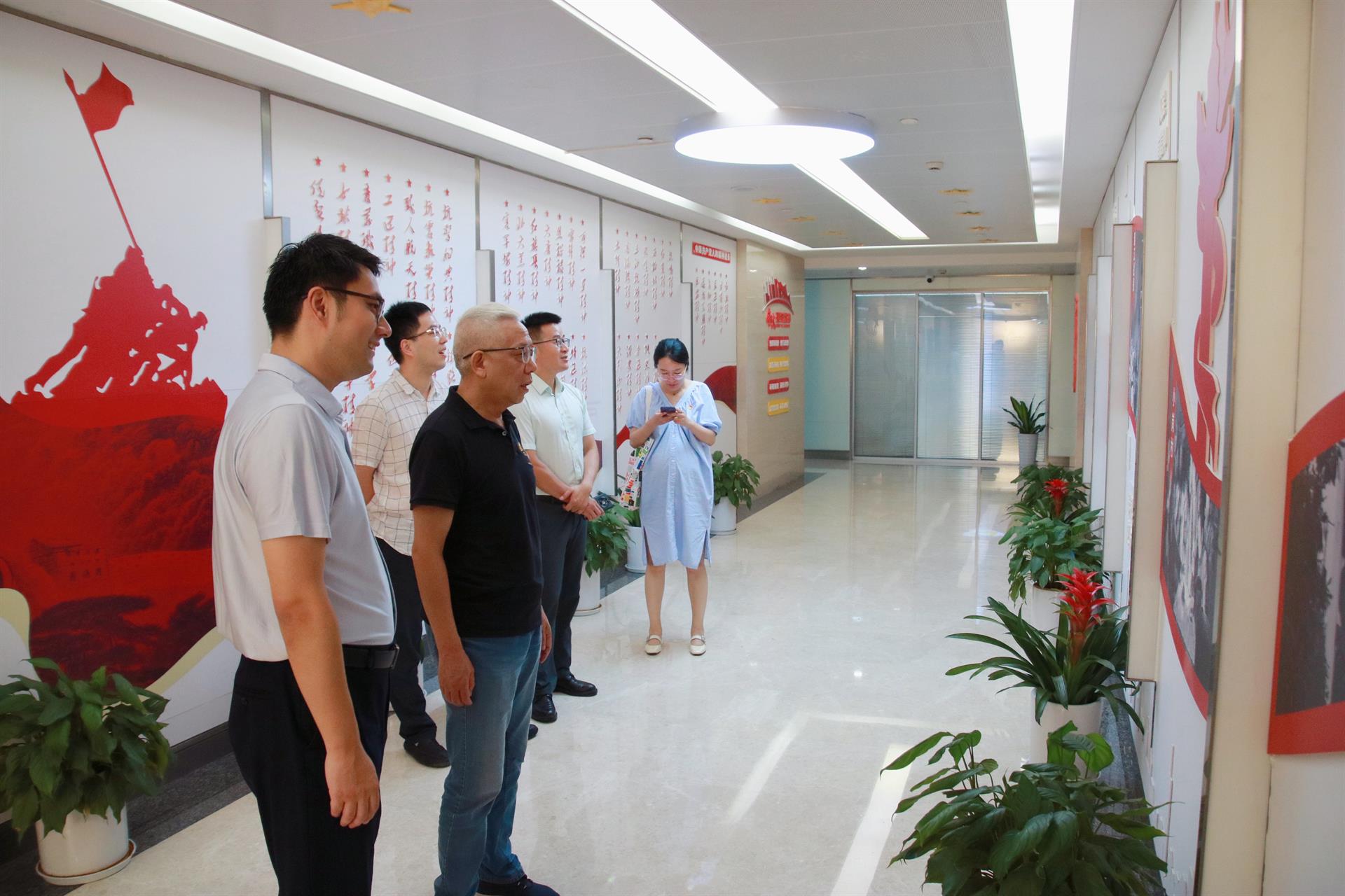 参观党建长廊.jpg 参观党建长廊.jpg