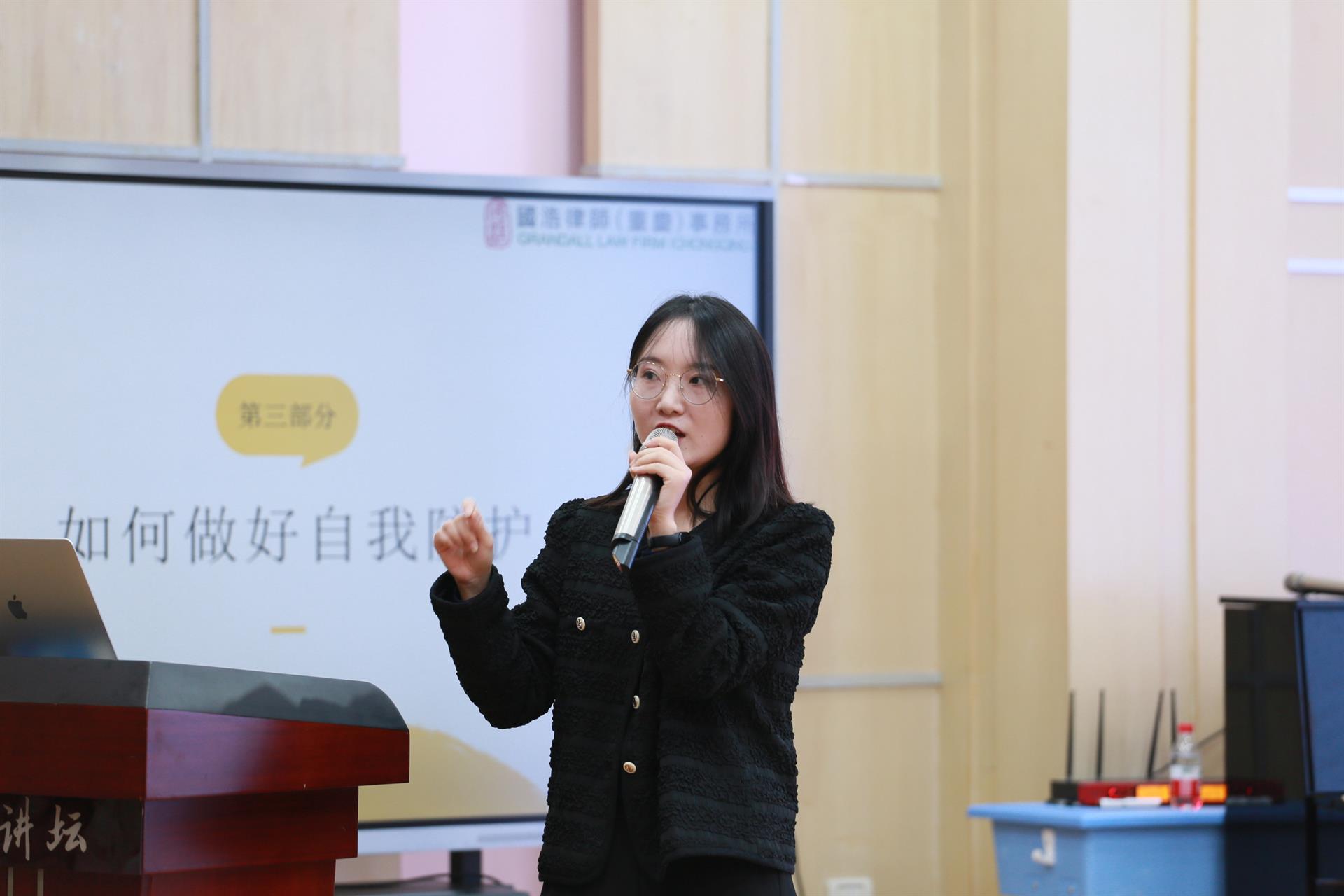 江洪利律师作防性侵安全教育.jpg 江洪利律师作防性侵安全教育.jpg
